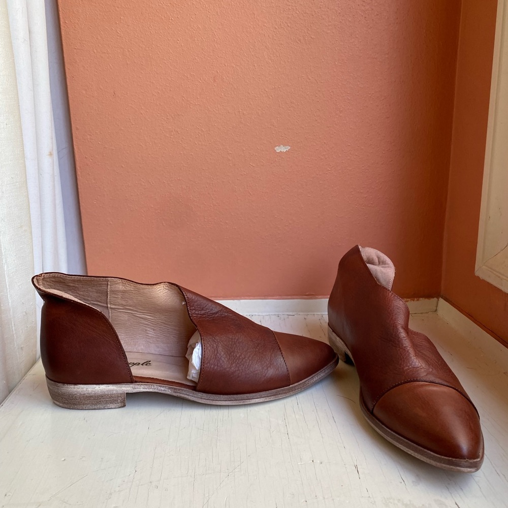 NEW, NEVER WORN FREE PEOPLE FLATS. TAUPE. FLAT ROYALE. SIZE 39